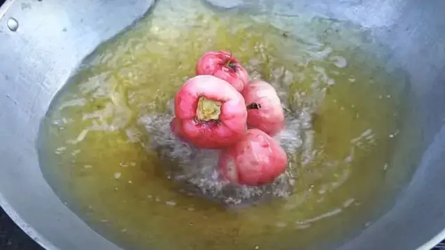 6 Potret Makanan Tak Seharusnya Digoreng Ini Aneh Banget, Bikin Tepuk Jidat