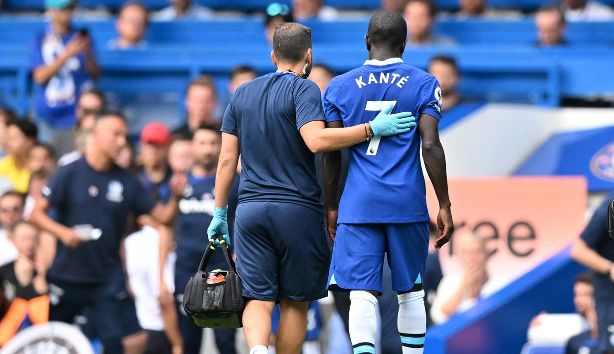 N'Golo Kante. Gelandang bertahan Chelsea berusia 31 tahun ini terancam tidak akan tampil bersama Timnas Prancis di Piala Dunia 2022 Qatar yang akan menjadi Piala Dunia keduanya setelah edisi 2018. Saat ini ia tengah mengalami cedera otot kaki yang didapatnya saat The Blues bermain imbang 2-2 dengan Totenham Hotspur di pekan ke-2 Liga Inggris 2022/2023 (14/8/2022). (AFP/Glyn Kirk)