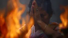Seorang wanita berdoa di kuil Pashupatinath saat perayaan festival Teej di Kathmandu, (28/8/2014). (REUTERS/Navesh Chitrakar)