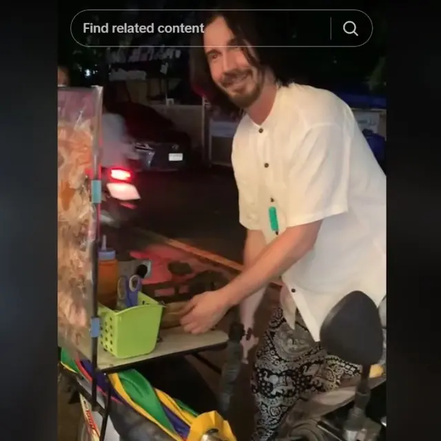 Sosok Keanu Reeves KW Jualan Sotong di Thailand , Disebut Mirip Karakter John Wick. foto: TikTok @tuktiklife