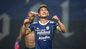 Pemain Persib Bandung, Daisuke Sato merayakan kemenangan atas Bhayangkara FC pada laga lanjutan BRI Liga 1 2022/2023 antara Persib Bandung melawan Bhayangkara FC di Stadion Pakansari, Bogor, Jumat (24/03/2023). (Bola.com/Bagaskara Lazuardi)