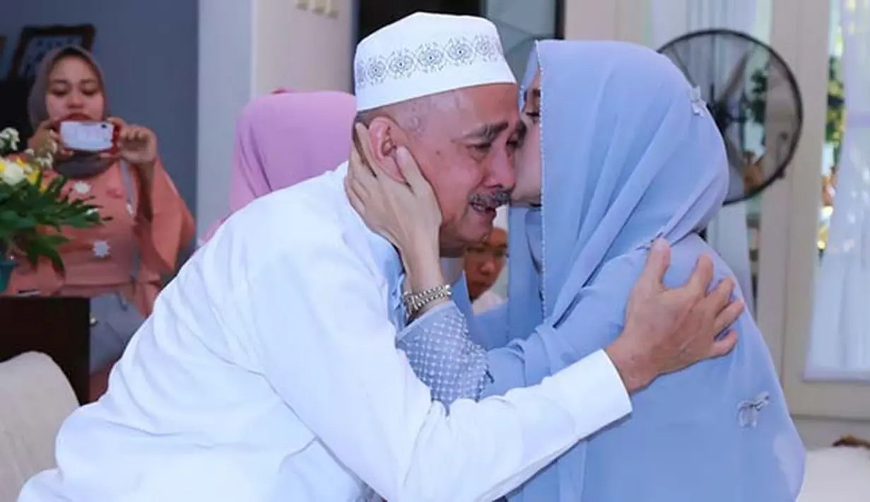 "One step closer to the happiness. Ini part of the best moment in my life, proses yang begitu cepat. Saya percaya dengan takdir. Saya boleh berencana, tapi Allah yang menentukan,” tulis Bella. (Instagram/Laudyacynthiabella)