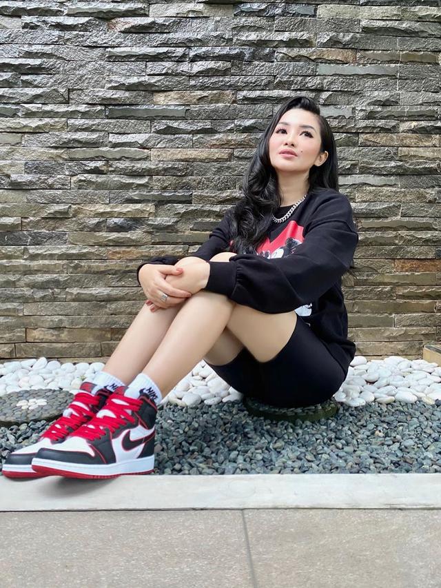 6 Gaya Sporty Fitri Carlina, Tetap Stylish Bak Anak Muda