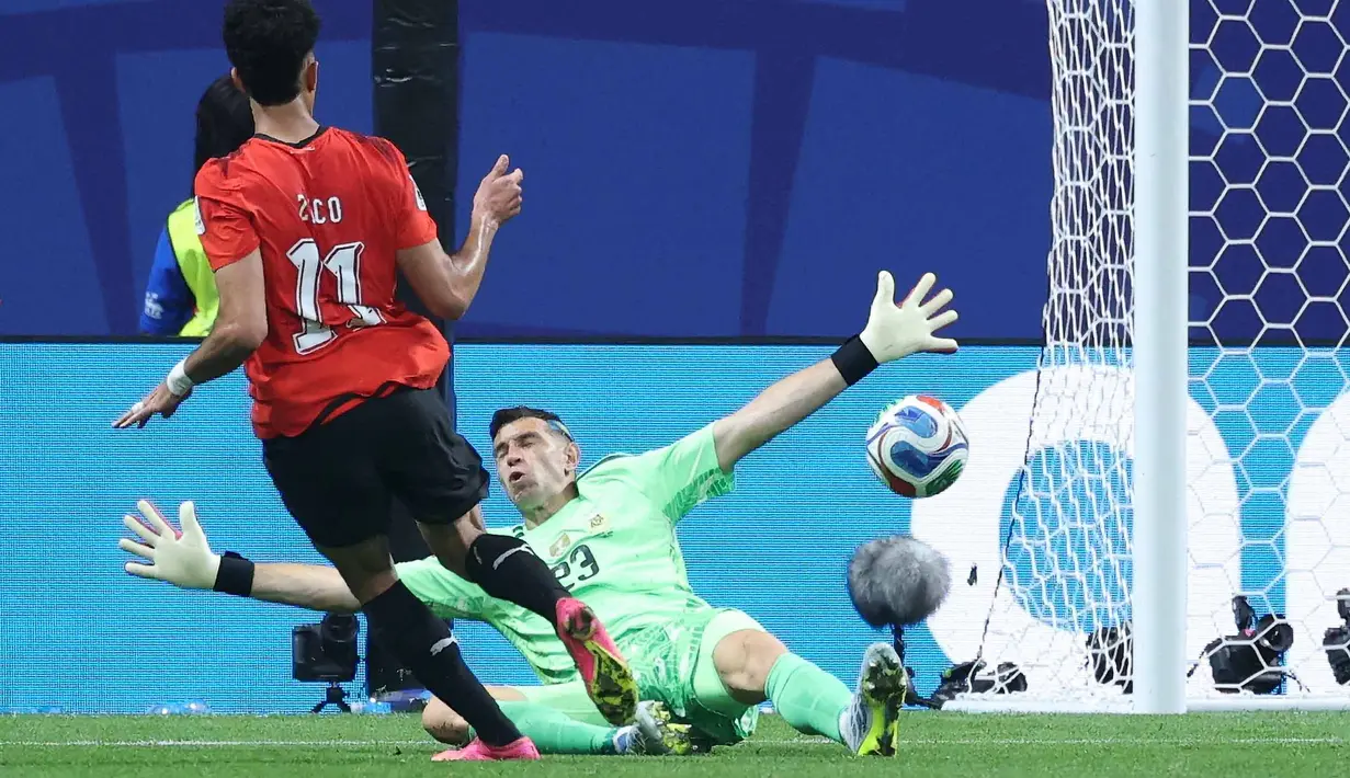 Pemain Mesir  Mostafa Ziko mencetak gol kedua timnya selama pertandingan sepak bola babak 16 besar Piala Dunia 2026 antara Argentina dan Mesir di Stadion Atlanta, Atlanta, Selasa, 7 Juli 2026. (AFP/ Thomas Coex)
