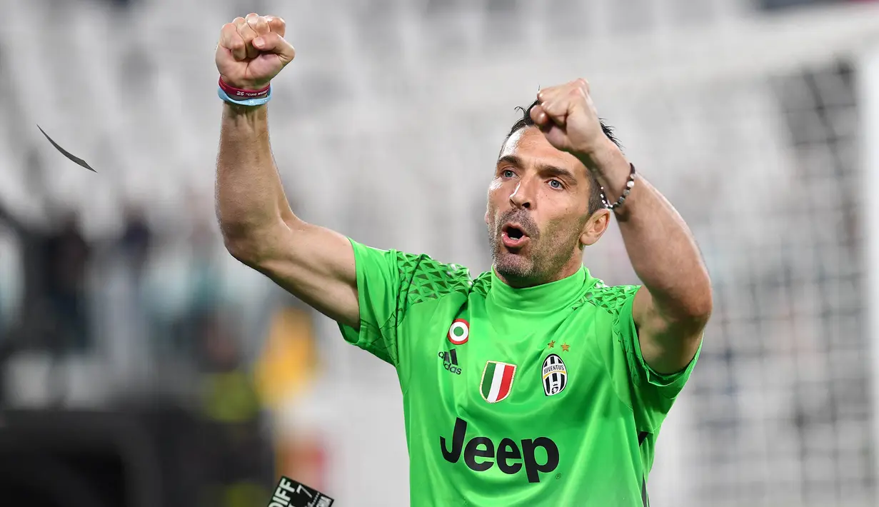 Ekspresi kiper Juventus, Gianluigi Buffon, saat melakukan selebrasi kemenangan usai timnya mengalahkan AS Monaco dalam laga semifinal Liga Champions. Keberhasilan Bianconeri tidak lepas dari performa gemilang Buffon. (AFP/Alberto Pizzoli)