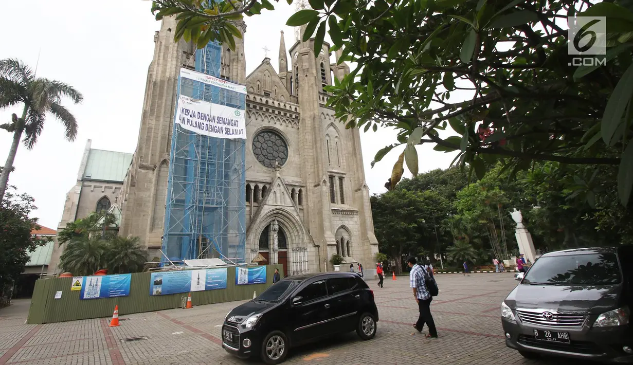 Suasana di depan Gereja Katedral Jakarta, Jumat (23/6). Pengurus Gereja Katedral Jakarta mengubah jadwal misa Minggu pagi yang bertepatan dengan Hari Idul Fitri. (Liputan6.com/ Immanuel Antonius) 