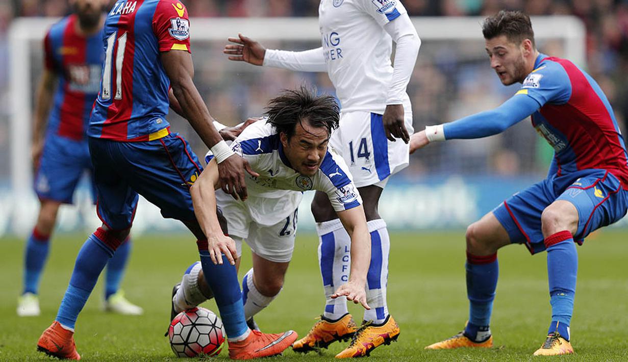 Gelandang Leicester, Shinji Okazaki, terjatuh saat berusaha melewati hadangan pemain Crystal Palace pada laga Liga Premier Inggris di Stadion Selhurst Park, London, Sabtu (19/3/2016). Crystal Palace takluk 0-1 dari Leicester. (AFP/Adrian Dennis)