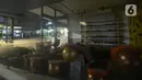 Kondisi pertokoan yang tutup pada malam takbiran di kawasan Tebet, Jakarta, Sabtu (23/5/2020). Satgas COVID-19 menutup akses Jalan Tebet Utara tersebut untuk menekan penyebaran COVID-19 dan mengurangi keramaian warga yang ingin berbelanja baju Lebaran pada malam takbiran. (merdeka.com/Imam Buhori)