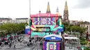 Pemandangan udara ini menunjukkan instalasi FIFA Fan Fest Guadalajara di Plaza de la Liberacion di Guadalajara, Meksiko, Selasa 9 Juni 2026, menjelang pembukaan turnamen sepak bola Piala Dunia 2026. (Ulises RUIZ/AFP)