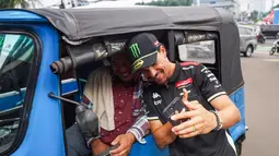 Momen keakraban Franco Morbidelli dengan pengemudi Bajaj sebelum menjajal perjalanan menggunakan bajaj pada Selasa, (30/09/2025). (Dok.Pertamina Lubricants)