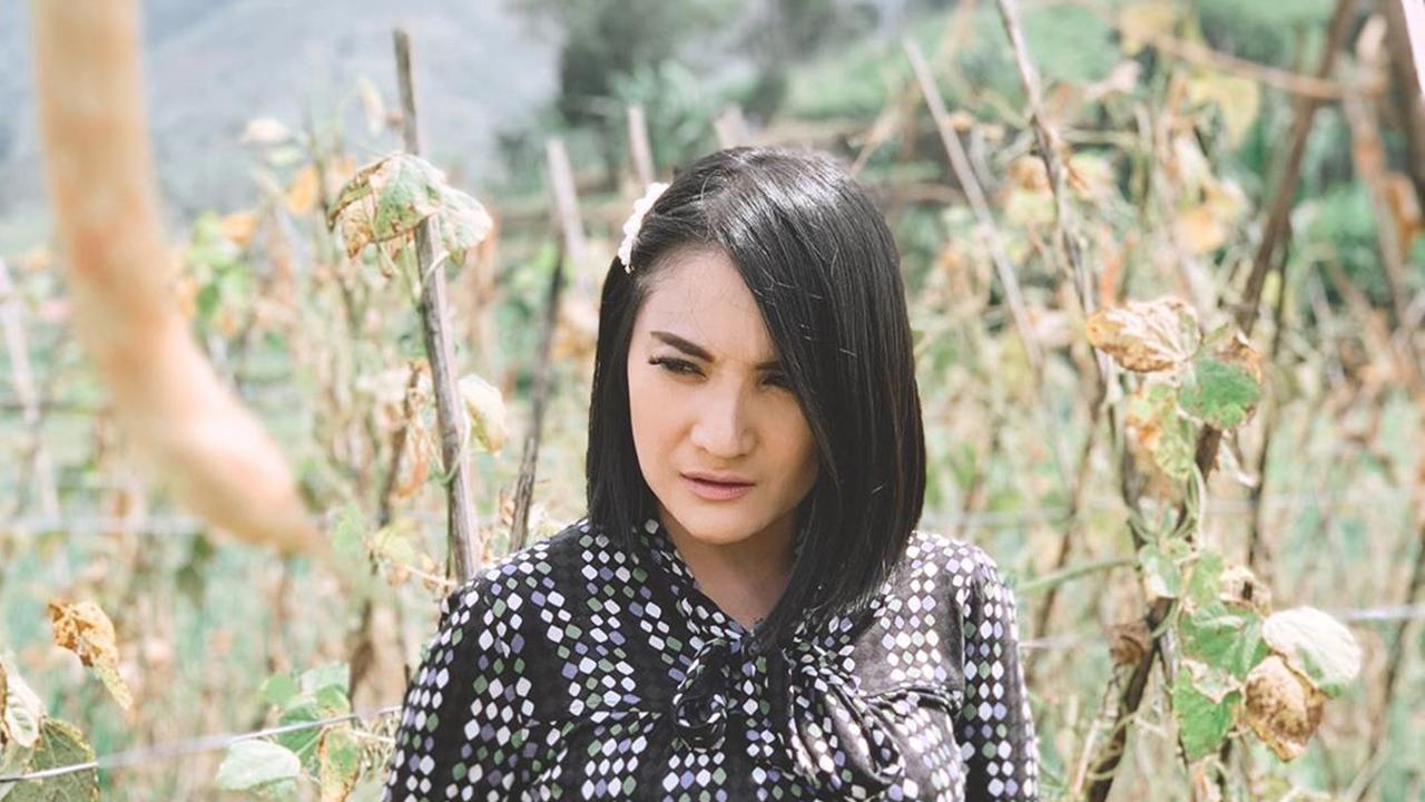 Gaya Liburan Kiki Amalia di Alam Bebas, Memesona