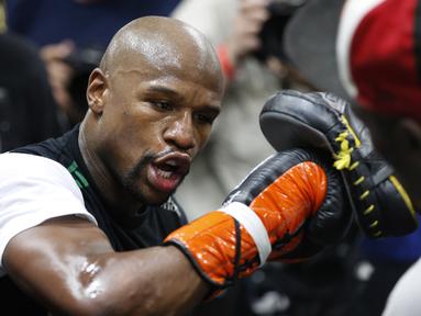 Jelang mega duel melawan Manny Pacquiao, Mayweather berlatih keras. (AP Photo/John Locher)