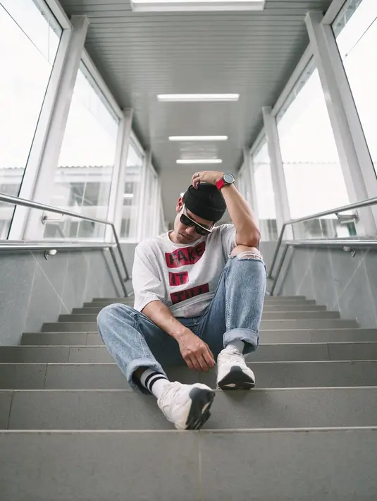 Gaya santai dari Tarra Budiman ini juga cukup simpel. Celana denim yang dipadukan dengan kaus serta sepatu berwarna putih ini pun hanya membutuhkan aksesoris tambahan jam tangan dan topi untuk melengkapi penampilannya. (Liputan6.com/IG/@tarrabudiman)