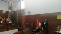 Mantan Kapolsek Kebayoran Baru, Benny Alamsyah menjalani sidang kasus narkoba di Pengadilan Negeri Jakarta Selatan (PN Jaksel), Kamis (23/1/2020). (Merdeka.com/Muhammad Genantan Saputra)