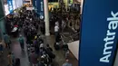 Penumpang menunggu untuk menaiki kereta Amtrak pada hari sebelum liburan Thanksgiving di Union Station, Washington, Rabu (21/11). Tradisi mudik di AS dilakukan saat Thanksgiving Day yang jatuh pada Kamis keempat bulan November (Alex Wong/Getty Images/AFP)
