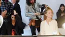 Model Kendall Jenner menata rambutnya di belakang panggung sebelum tampil dalam Michael Kors Autumn/Winter 2017 dalam acara New York Fashion Week di Manhattan, AS (15/2). (Jamie McCarthy / Getty Images untuk Michael Kors / AFP)
