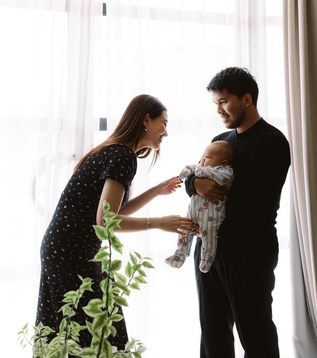 Thariq Halilintar dan Aaliyah Massaid saat foto bersama Baby Arash [@aaliyah.massaid]