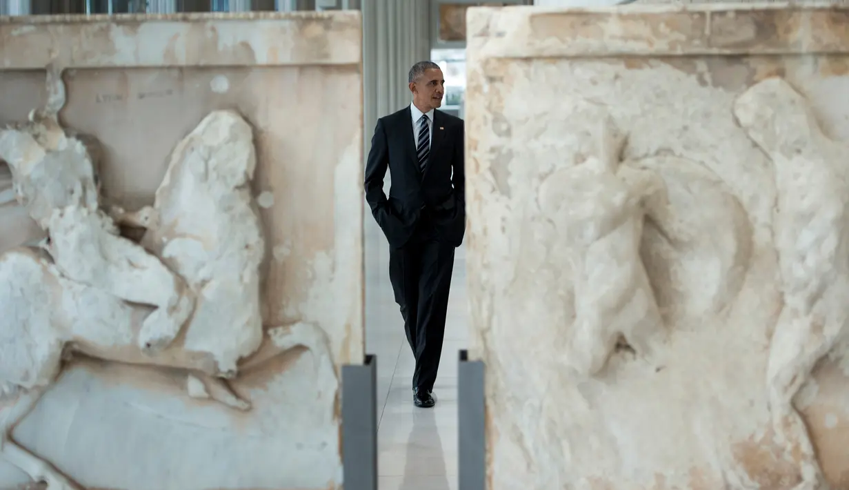 Presiden AS Barack Obama berjalan didalam Museum Acropolis Parthenon saat berkunjung ke Athena, Yunani (16/11). Kunjungan ini adalah kunjungan terakhir Obama saat menjabat sebagai presiden. (AFP/Brendan Smialowski)