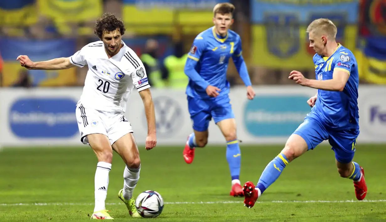 Pemain Bosnia-Herzegovina Miroslav Stevanovic (kiri) berduel memperebutkan bola dengan pemain Ukraina Oleksandr Zinchenko pada pertandingan kualifikasi Grup D Piala Dunia 2022 di Stadion Bilino Polje, Zenica, Bosnia, 16 November 2021. Ukraina menang 2-0. (AP Photo)