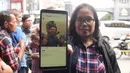 Pendukung menunjukkan foto Basuki Tjahaja Purnama atau Ahok di Mako Brimob, Kelapa Dua, Depok, Jawa Barat, Kamis (24/1). Belum dapat dipastikan kapan Ahok akan mulai beraktivitas dan bertemu dengan awak media. (Liputan6.com/Herman Zakharia)