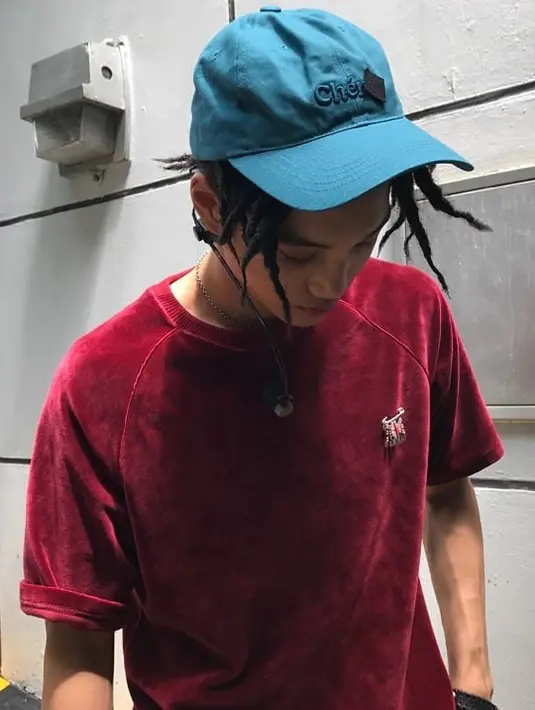 Pada foto pertama, Kai mengunggah foto dari acara Gucci's Cruise 2019 yang diadakan pada 30 Mei lalu. Setelah itu, ia mengunggah foto saat dirinya tampil dengan model rambut dreadlock. (Foto: instagram.com/zkdlin)