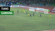 Berita video Malaysia gagal mencetak gol ke gawang Kamboja karena bola masih mengenai tiang gawang pada laga pembuka Grup A Piala AFF 2018. Bahkan tiang gawang sampai dua kali menggagalkan peluang tim Harimau Malaya.