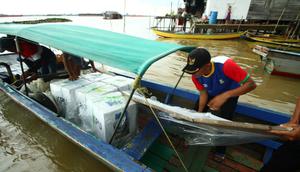 Kotak surat suara yang didistribusikan ke Pulau Kemaro Palembang menggunakan kapal ketek di Sungai Musi (Liputan6.com / Nefri Inge)