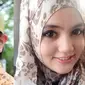 Para wanita yang dianugerahi paras cantik ini memilih dan memutuskan berkarir dibidang pengabdian masyarakat sebagi seorang lurah.