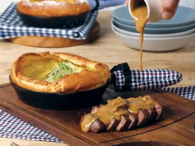 Dutch Baby Pancake dengan Apel Karamel
