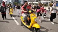 Warga mengendarai sepeda listrik Migo e-Bike berkeliling saat Car Free Day di kawasan Bundaran HI, Jakarta, Minggu (30/12). Sepeda listrik ini memiliki 90 stasiun dan sudah tersedia sebanyak 500 unit. (Merdeka.com/Iqbal S. Nugroho)