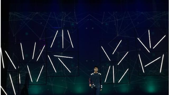 Inspirasi Teater Memeriahkan Peragaan Busana LPTB Susan Budihardjo