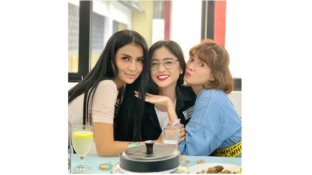 Berusia 40 tahun, Five Vi masih terlihat seumuran jika disandingkan dengan Dewi Perssik dan Chika Jessica.