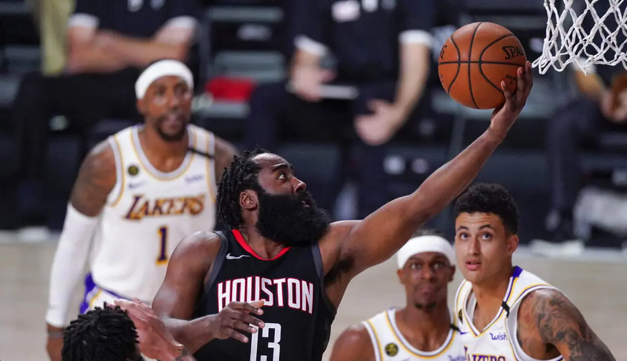 Pebasket Houston Rockets, James Harden, berusaha memasukkan bola saat melawan Los Angeles Lakers pada gim kelima semifinal wilayah barat, Minggu (13/9/2020). Lakers menang dengan skor 119-96. (AP Photo/Mark J. Terrill)