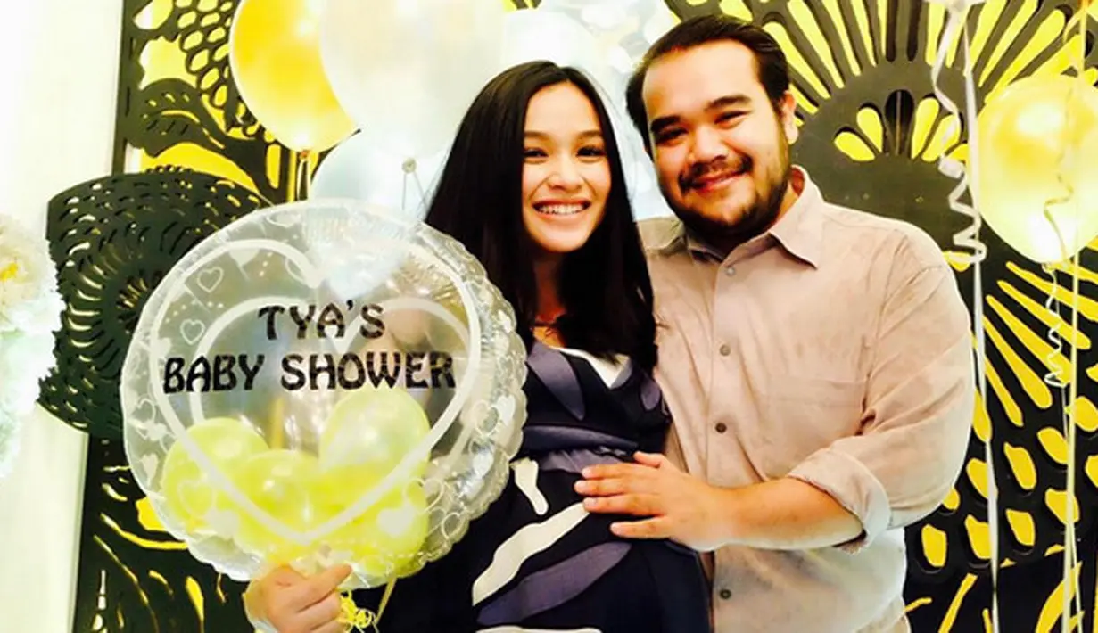 Masih dalam video itu, sang suami terlihat setia mendampingi Tya berjuang melahirkan. Saat bayi telah lahir, suaminya memotong sendiri tali pusar lantas mencium kening istrinya. (Instagram/tyaarifinnw)