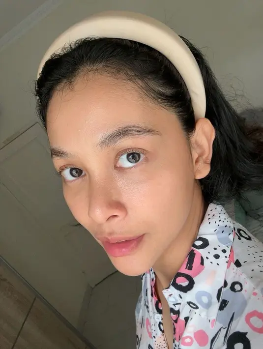 Meski tampil tanpa makeup, Bunga Jelitha juga banjir pujian netizen. Tak sedikit netizen yang menyebut jika kulit wajahnya terlihat begitu sehat. (Liputan6.com/IG/@bungajelitha66)