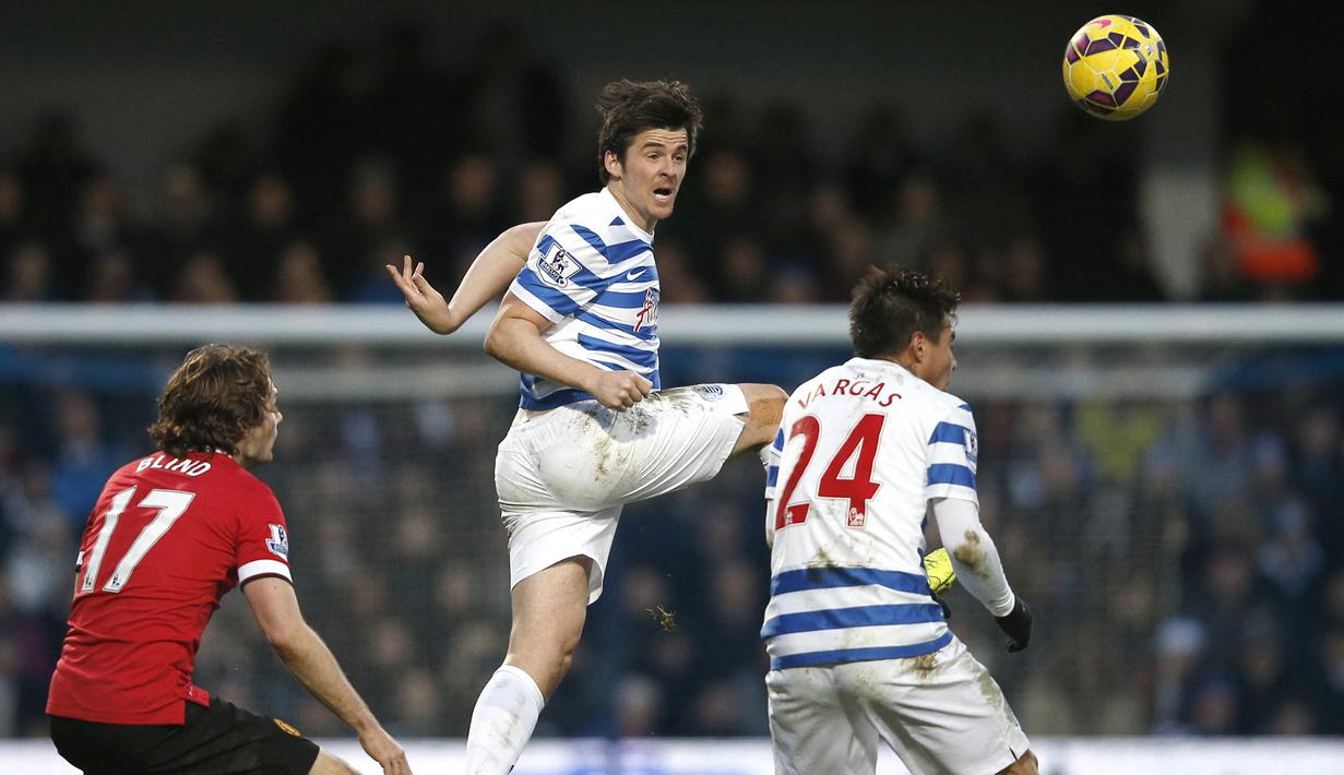 Joey Barton. Gelandang Inggris yang kini berusia 39 tahun dan telah pensiun pada Juni 2018 bersama Burnley ini pernah membela Queens Park Rangers selama 1 musim pada 2011/2012 setelah sebelumnya berseragam Newcastle United. West Ham United pun tertarik mendatangkannya pada awal musim 2012/2013, namun proses transfernya gagal akibat adaya penolakan dari para fans The Hammers yang menganggap sang pemain penuh dengan rekam jejak negatif kala memperkuat Newcastle United. Saat ini Joey Barton menjabat sebagai manajer tim Bristol Rovers sejak Februari 2021. (AFP/Adrian Dennis)