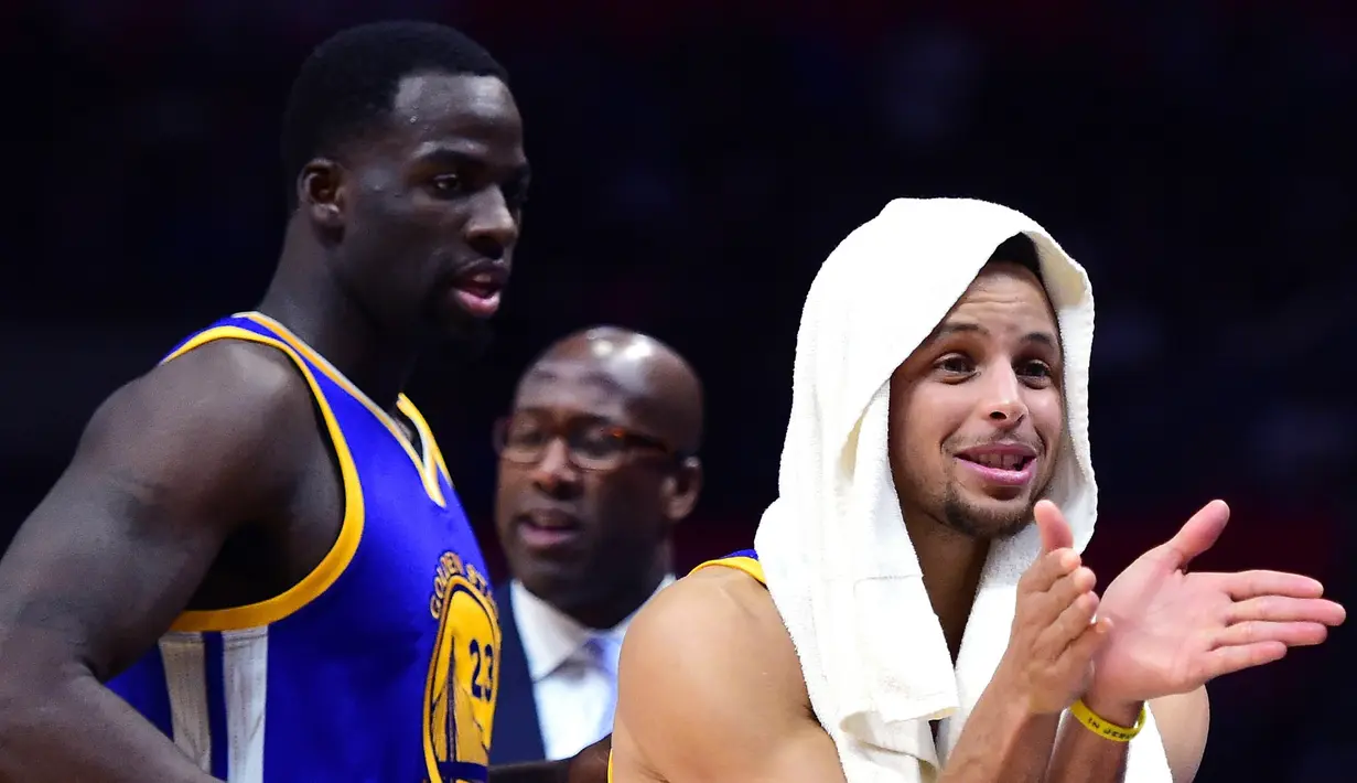 Ekspresi pebasket Golden State Warriors, Stephen Curry, saat memberikan instruksi kepada rekannya ketika melawan LA Clippers. Pada laga ini Warriors berhasil menang 115-98 atas Clippers. (AFP/Harry How)
