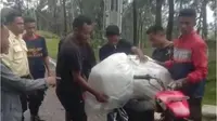 Keluarga saat memuat jenazah bayi menggunakan sepeda motor karena tak mampu membayar biaya ambulans (Liputan6.com/Ola Keda)