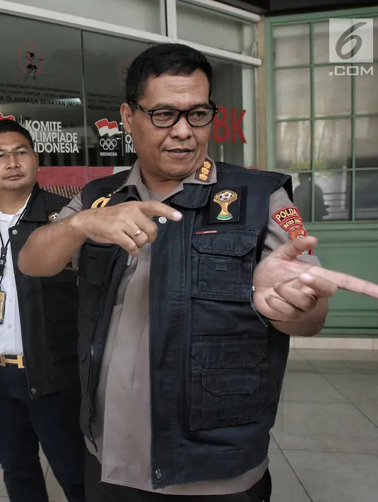 Ketua Tim Media Satgas Antimafia Bola Komisaris Besar Argo Yuwono memberikan keterangan pers terkait Penggeledahan kantor baru PSSI di FX Tower, Jakarta, Rabu (30/1). (Liputan6.com/Faizal Fanani)