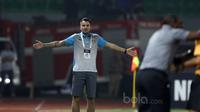 Ekspresi pelatih Bhayangkara FC, Simon Mcmenemy saat timnya melawan Barito Putra pada Liga 1 2017 di Stadion Patriot, Bekasi, Selasa (4/7/2017). (Bola.com/Nicklas Hanoatubun)