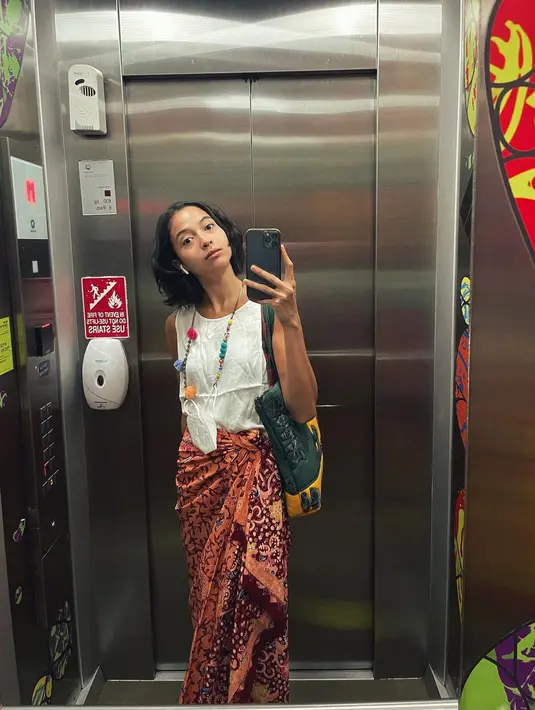 <p>Selain hitam, warna putih juga bisa jadi warna atasan yang digunakan. Maksimalkan kesan stylish dengan warna cerah disertai cutting minimalis untuk kesan modern yang menjanjikan. (Foto: Instagram/ Putri Marino).</p>
