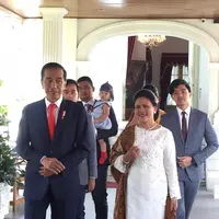 Jokowi bersama keluarga bersiap berangkat ke Gedung MPR/DPR/DPD RI Jakarta untuk menghadiri Pelantikan Presiden dan Wakil Presiden 2019. (Liputan6.com/Lisza Egeham)