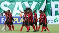 Kapten tim Persipura, Boaz Salossa (tengah) memberi arahan saat jeda laga pembuka turnamen Piala Presiden 2017 melawan PSS Sleman di Stadion Maguwoharjo, Sleman, Sabtu (4/2). Laga berakhir imbang 0-0. (Liputan6.com/Helmi Fithriansyah)