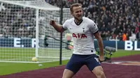 Striker Tottenham, Harry Kane, merayakan gol yang dicetaknya ke gawang West Ham pada laga Premier League di Stadion London, London, Sabtu (23/11). West Ham kalah 2-3 dari Tottenham. (AFP/Adrian Dennis)