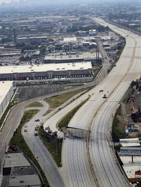 Jalan layang tersebut diketahui menjadi jalan yang tersibuk di AS menghubungkan kota-kota besar di sepanjang pantai Timur dari Maine ke Florida. (David Maialetti/The Philadelphia Inquirer via AP)