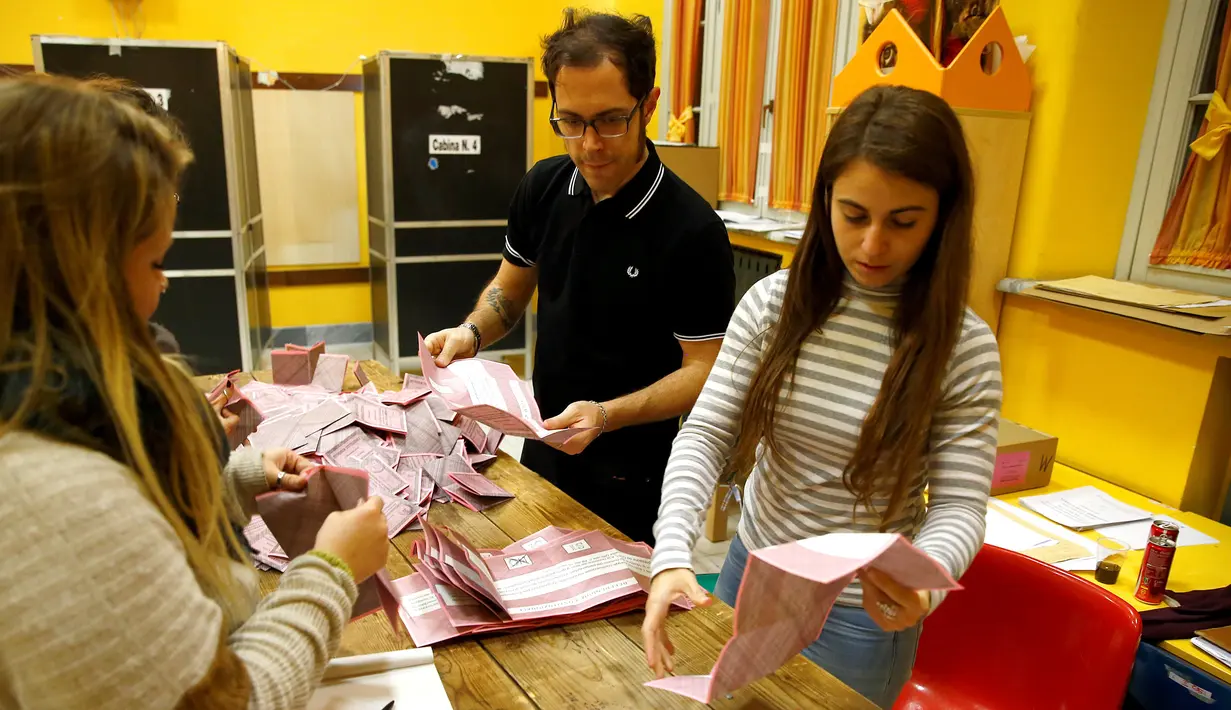 Relawan menghitung surat suara untuk Referendum Reformasi Konstitusi di sebuah TPS di Roma, Italia, Minggu (4/12). Warga Italia memilih menolak rencana Reformasi Konstitusi. (REUTERS / Tony Gentile)