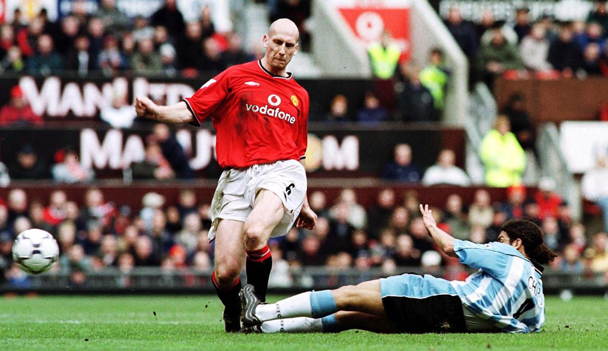 Jaap Stam tak luput dari kemarahan Sir alex Ferguson usai dirinya menerbitkan buku otobiografi yang isinya menjelek-jelekkan Fergie. Fergie diberitakan sempat adu mulut dengan Stam sebelum memutuskan menjualnya. (Foto: AFP/Robin Parker)