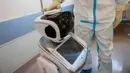 Wakil kepala unit perawatan intensif Flavio Tangian, menunjukkan sebuah robot di rumah sakit 'Ospedale di Circolo', di Varese, Italia, 8 April 2020. Sebanyak enam unit robot yang berjalan di atas roda ini membantu kinerja staf medis dalam merawat pasien virus corona Covid-19. (AP/Luca Bruno)