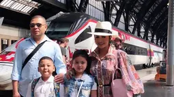 Krisdayanti dan Raul Lemos tidak ingin melewatkan kesempatan untuk dapat berkunjung ke stadion Juventus dengan menggunakan kereta. (Liputan6.com/IG/krisdayantilemos)