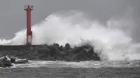 Badai Jongdari memicu gelombang besar di pesisir Jepang, dengan kekuatan angin mencapai 180 kilometer per jam (Kyodo)